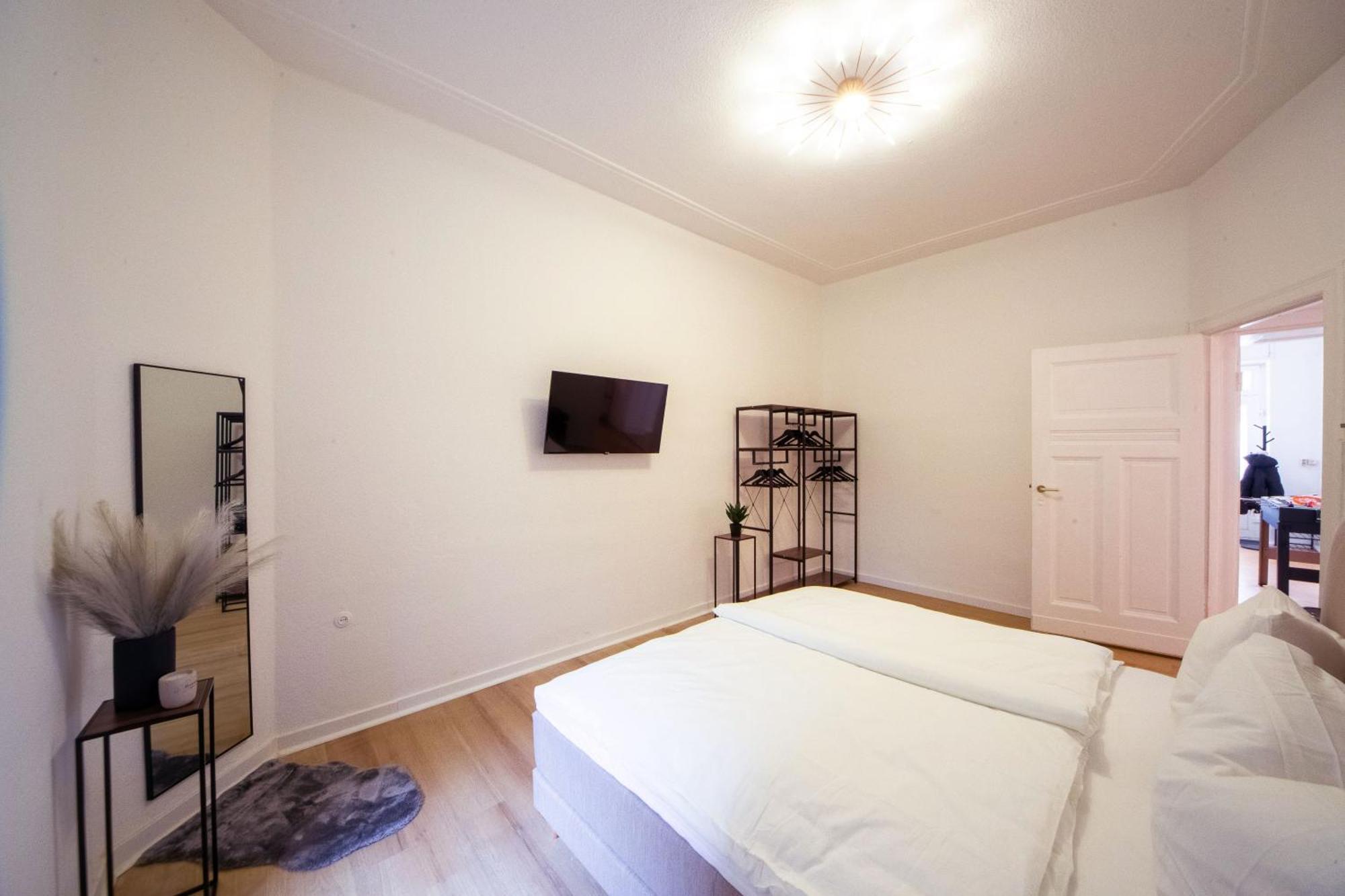 Massagesessel, King-Sized Bed, Billardtisch, 2 Couches Apartment Berlin Exterior photo